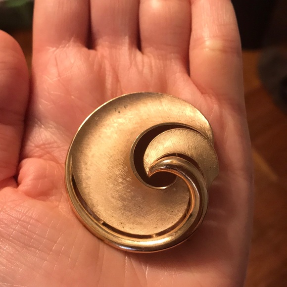 Trifari Vintage Gold Brooch - Picture 5 of 5